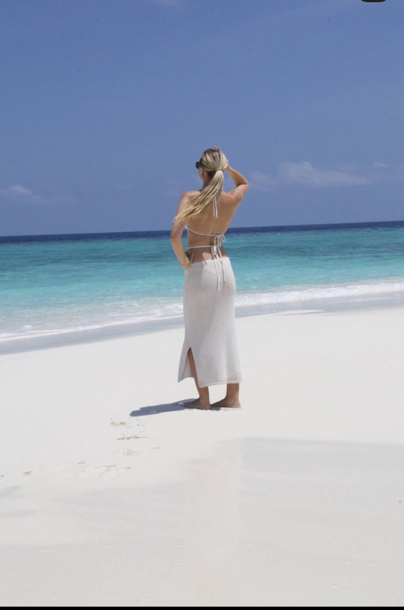 The linen column skirt on the beach